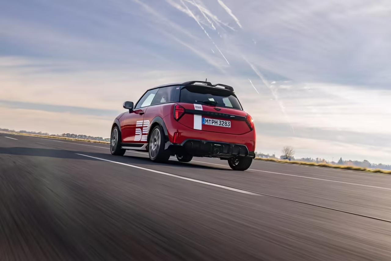 宝马Mini推出1965胜利特别版，辣椒红车漆+52号拉花+内饰彩蛋，满眼都是情