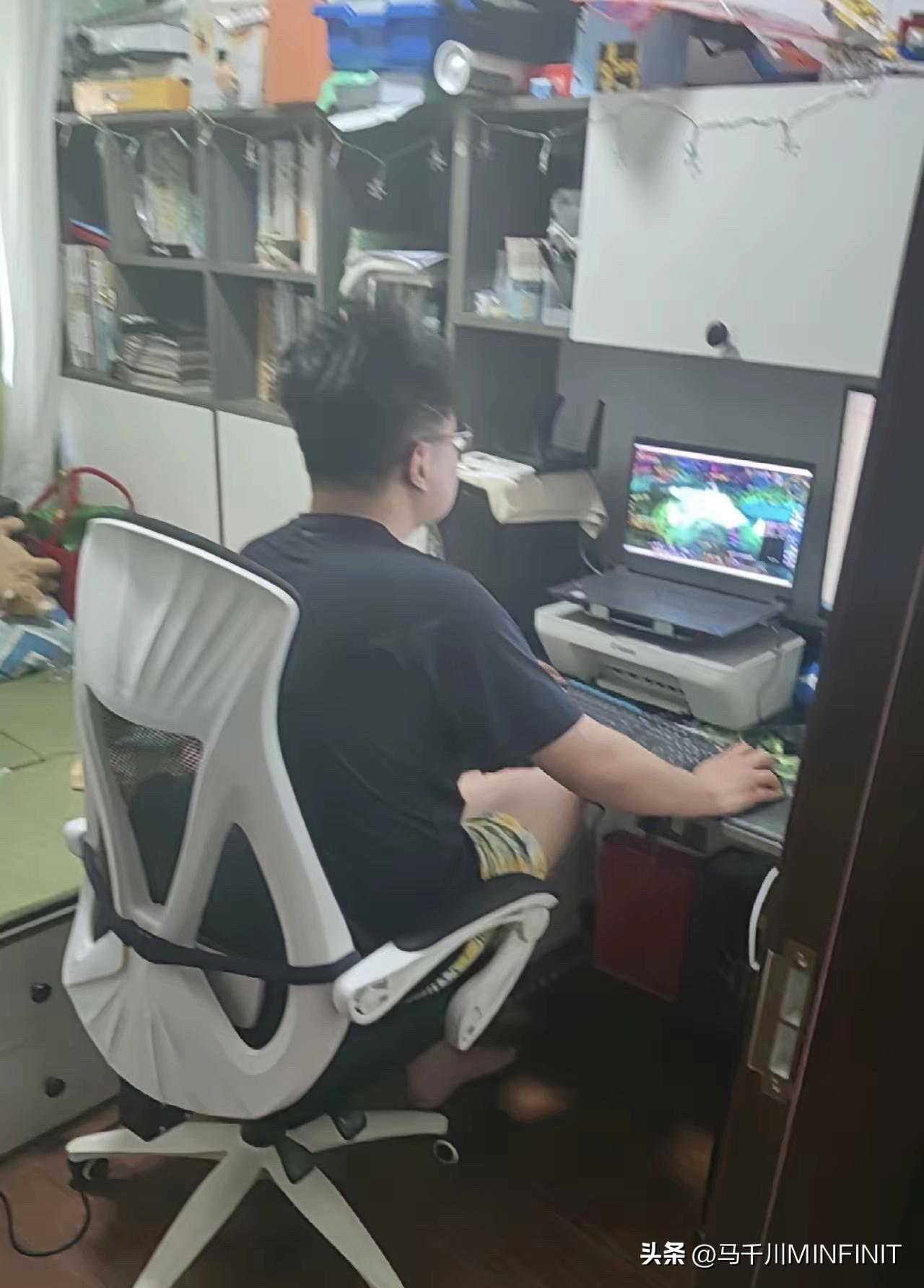 我越来越讨厌我儿子了
我儿子今年31了，没结婚，没正经工作，在家住。
每天早上我