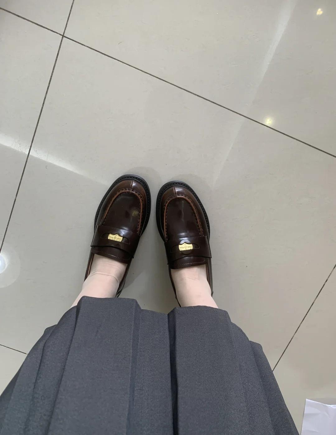 这双要留吗？
上脚还蛮舒服的小皮鞋 乐福鞋 帮忙选一选 证明我是会选择鞋子的 一