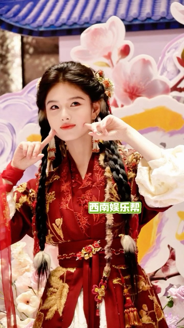 一个毛茸茸的桃夭就这样萌萌的走过来了，光是看第一套造型就已经大事很妙了！！！完全