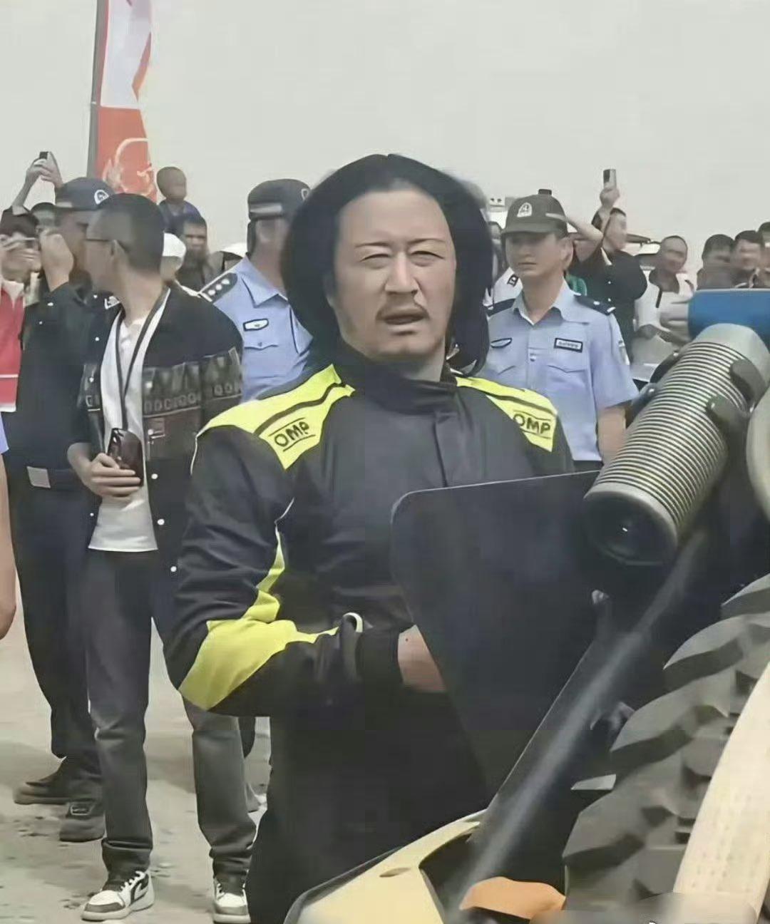 以前看吴京的时候，
感觉也不像个满族人。
自从拍了战狼之后飘了，
开始蓄发放飞自