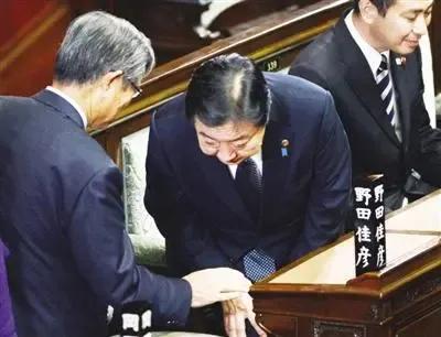 在当地时间9日破晓时分，随着晨光初露，日本政府紧急召集了一次特别内阁会议。在严肃