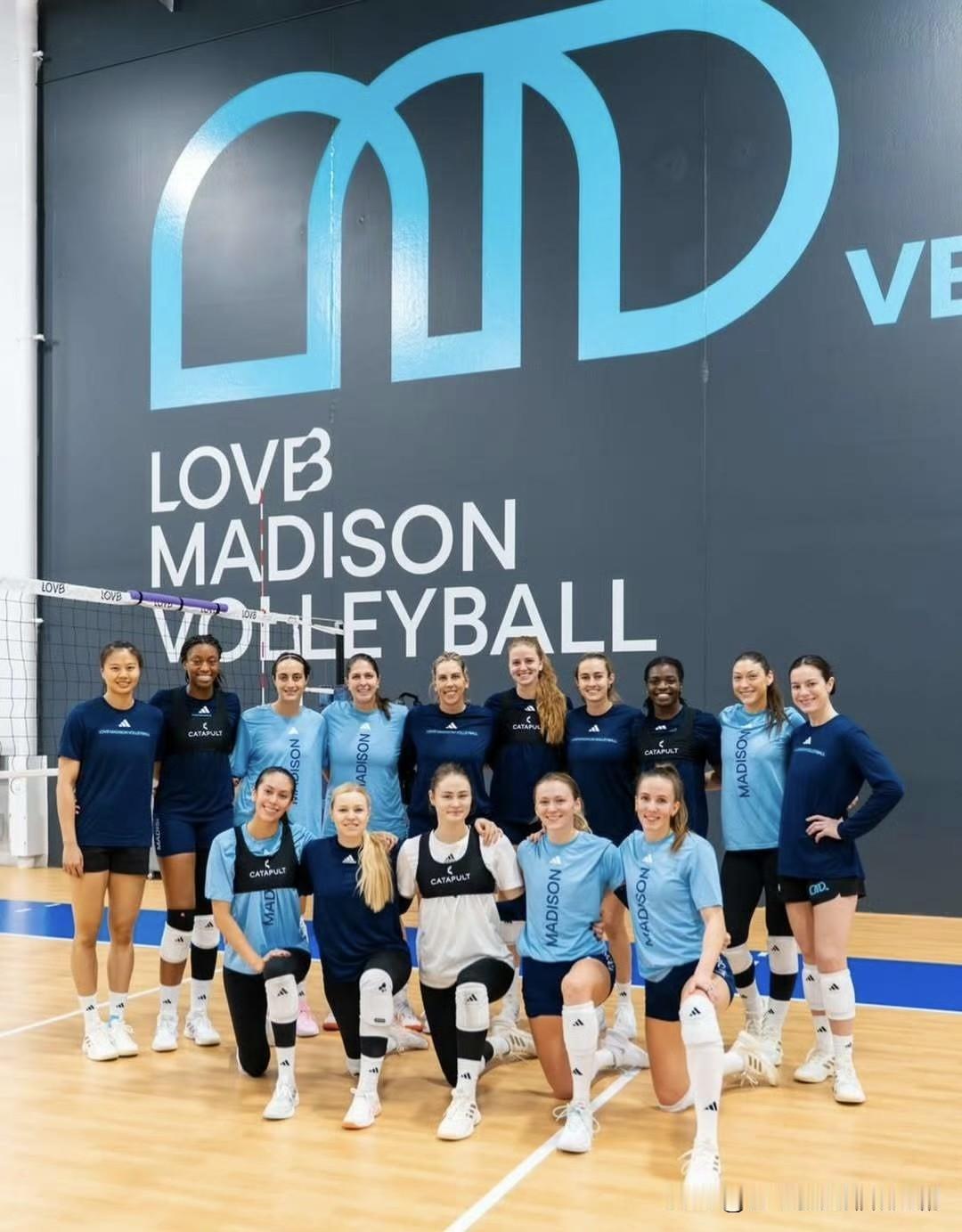 季前备战训练结束后，龚翔宇与队友们合影留念