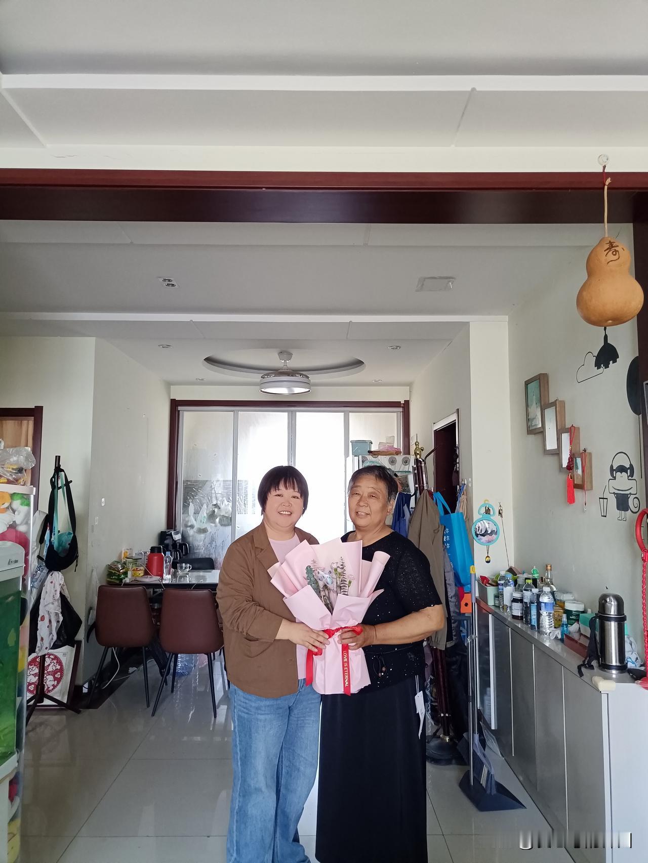 听到敲门声，打开一看是小蕾拎着一个塑料袋来了。
小蕾对老婆说，兰姨，这不快到母亲