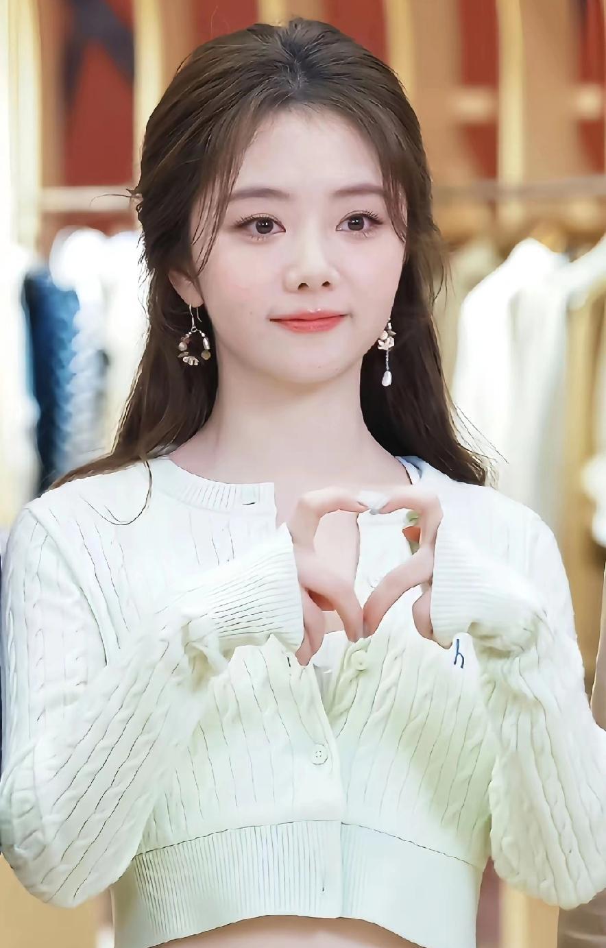 你以为女明星一出生就挂着“幸福”两个字？
别笑，这谭松韵，是真“心不甘情不愿”