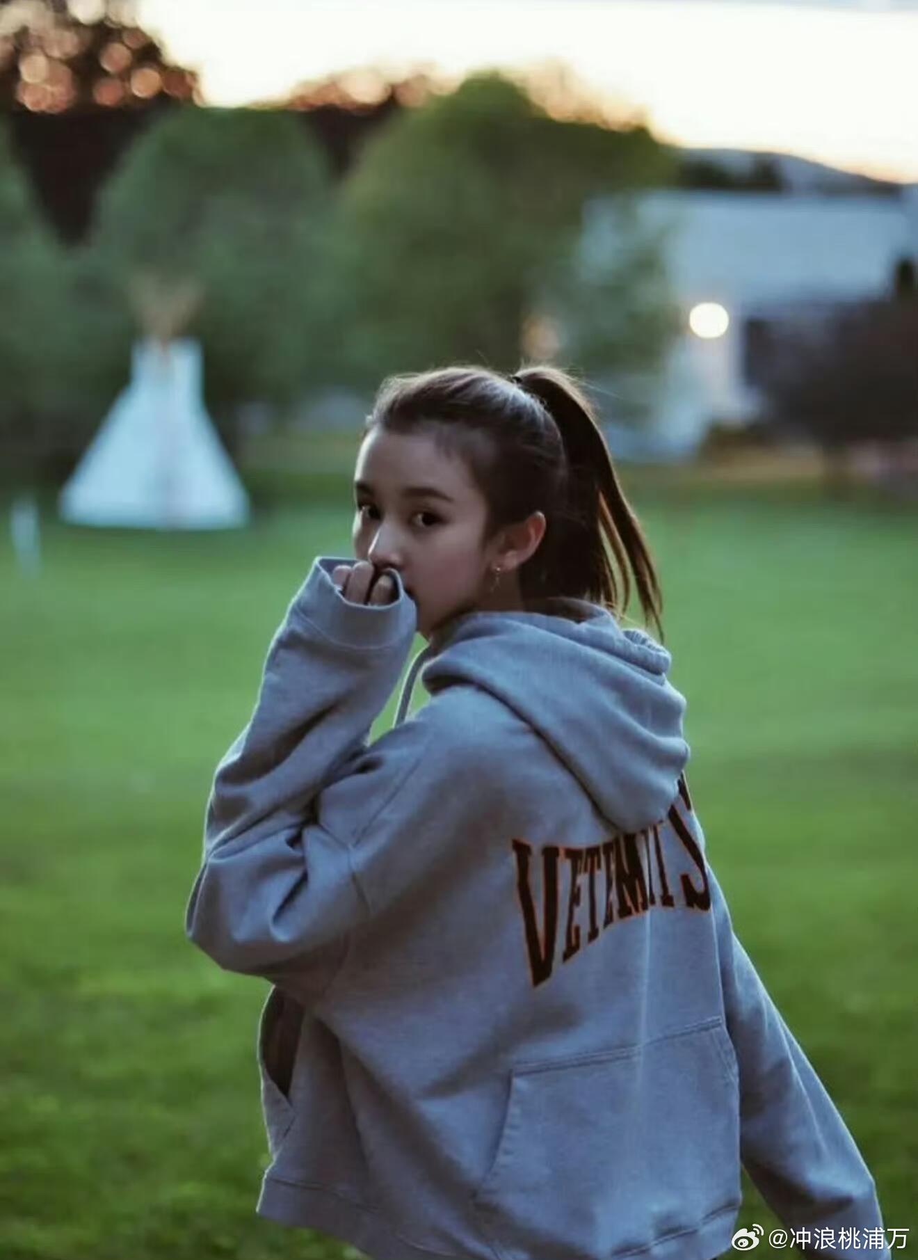 15岁的宋祖儿被美剧迷得不行，瞒着家人联系学校一个人飞去美国读高中！青春照满屏都