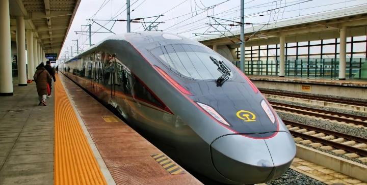 高铁经停下车抽烟
错过列车，12306回应
漏乘处理方式引发热议

最近，一名高