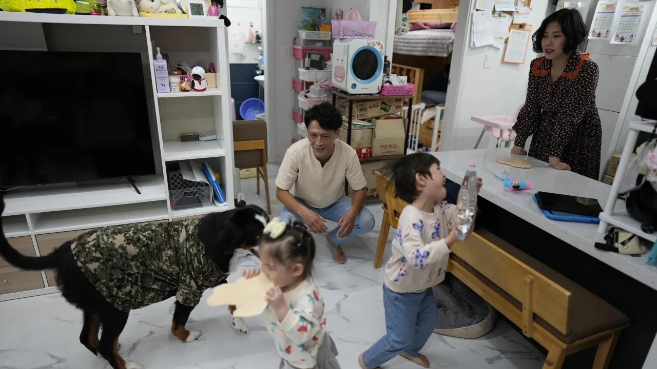 为了韩国人多生娃

韩国青年人不愿意生娃

怎么哪儿都是不愿意生？

怎么办

