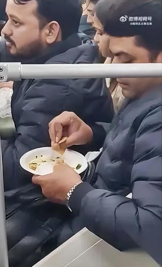 地铁惊现手抓饭现场！

满车厢人皱眉，背后藏着啥？

本以为只是饮食差异，细看才