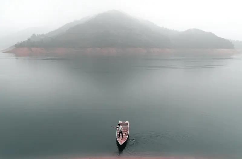 上联：孤舟泛浦，独钓寒江千顷雪；
下联：倦鸟归林，轻栖暖山万颗松。
