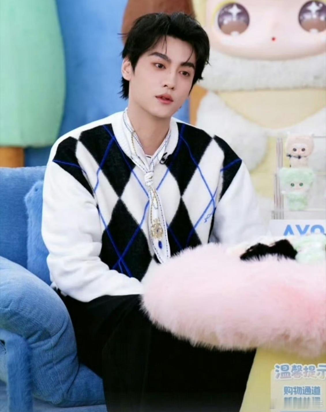 田栩宁兔闪闪直播截图 救命！田栩宁这组直播截图杀疯了！黑白拼接毛衣尽显少年感，温