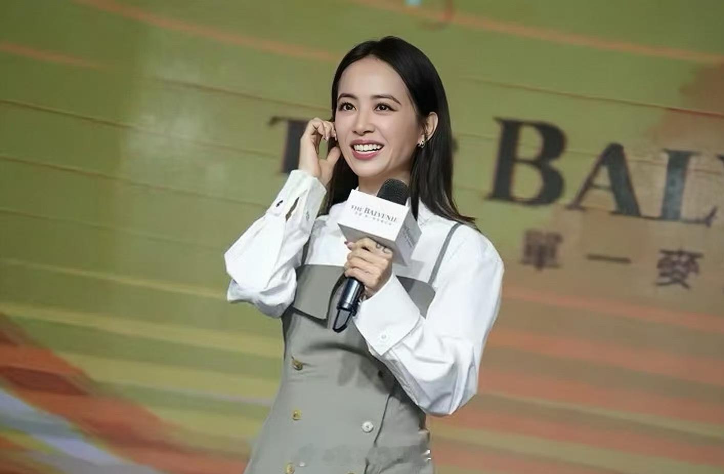 #蔡依林 你去年也这样讲吧#[哈哈][哈哈][哈哈]有点尴尬 还是笑笑吧[dog