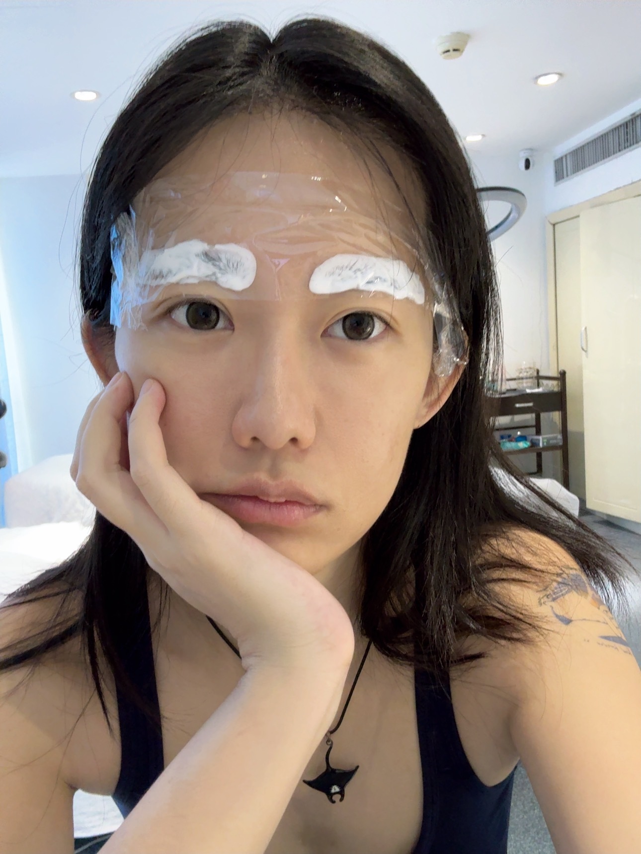 去给眉毛补色 