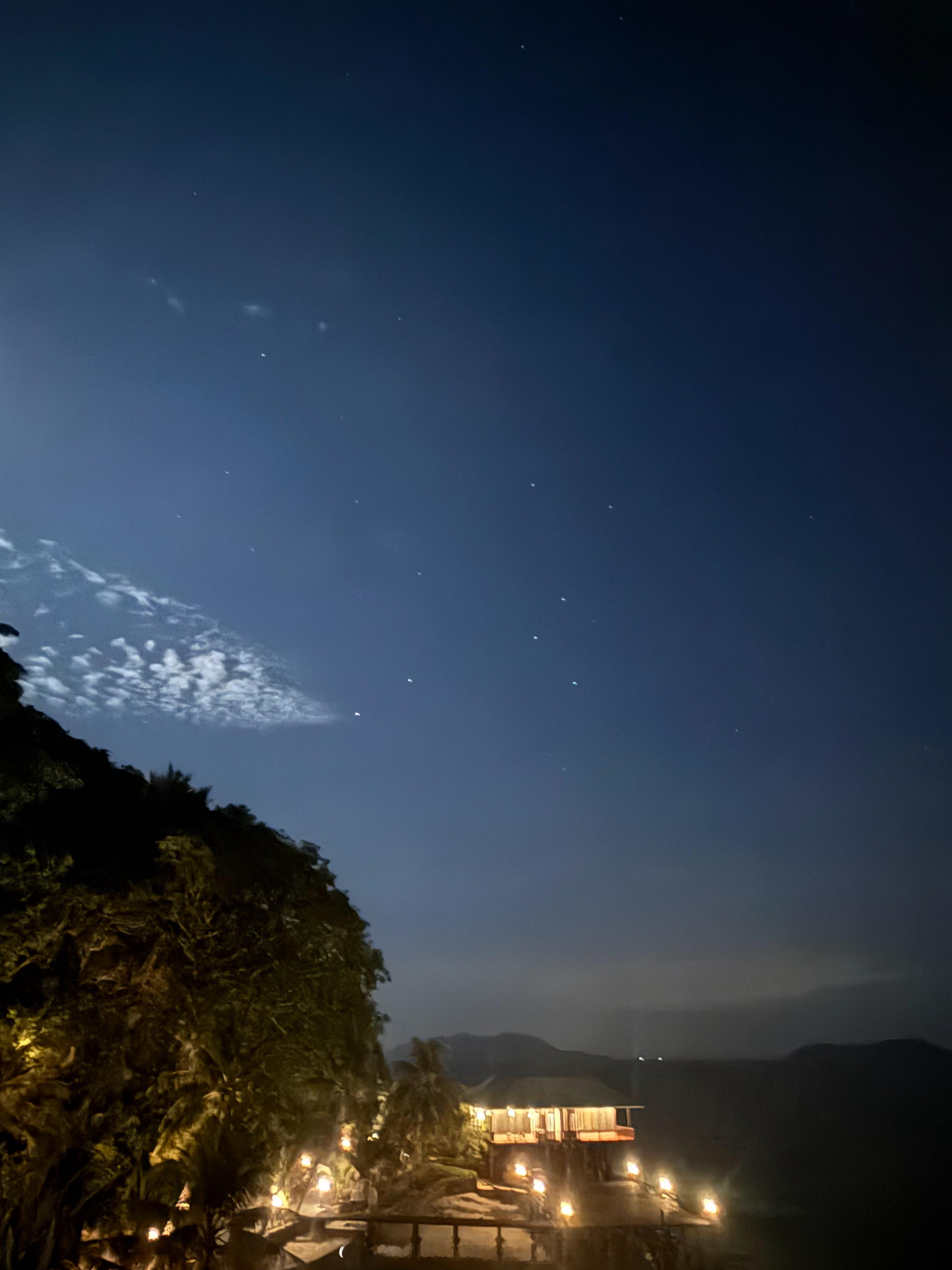 星期六岛上有BBQ拍月亮失败，但是拍到了星星你好星期六