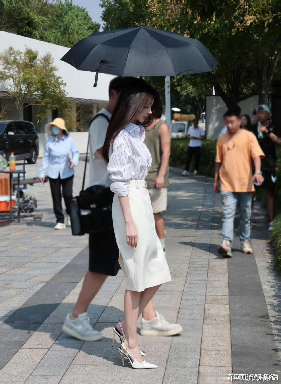 易梦玲去演美人余的路透，这个剧的妆造都好时髦呀，很好看，都市丽人[期待] ​​​
