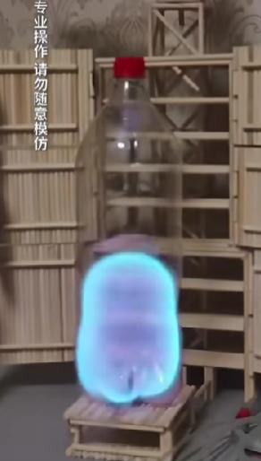 这届网友太强了，在家自制火箭！
网友使用针筒、木条、塑料瓶等这些常见的物品，制作