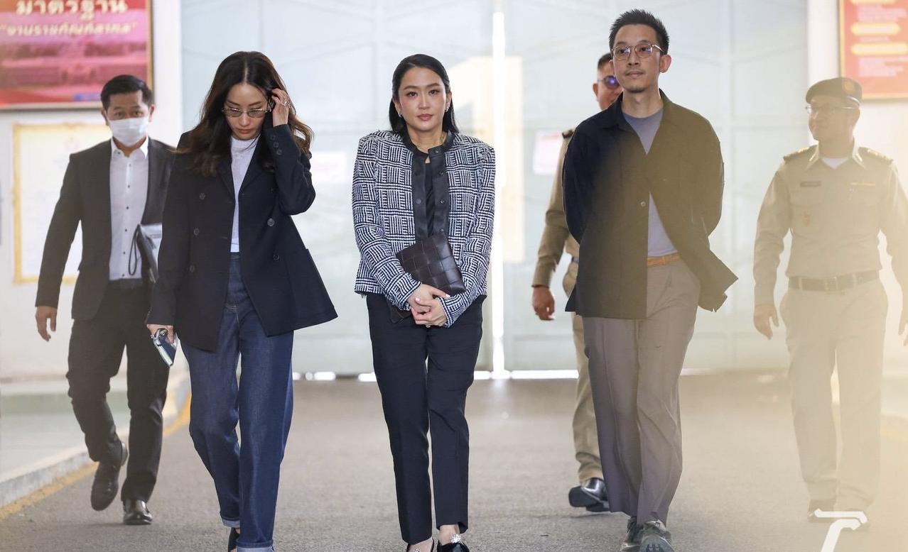 泰国前总理佩通坦与姐姐萍通塔以及姐夫纳塔蓬一同前往曼谷空巴蓬中央监狱探视前总理他