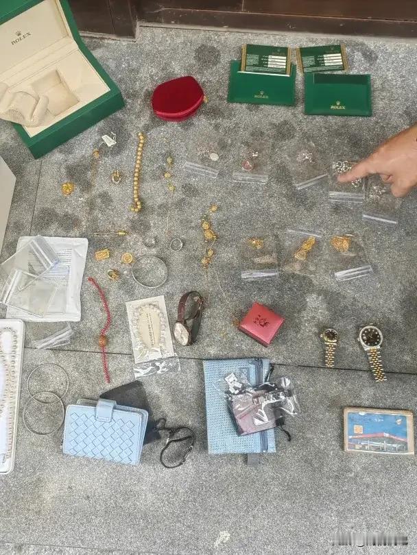 这年头连“贼喊捉贼”都升级换代了，这情形主打一个又蠢又癫。

事情是这样的：11