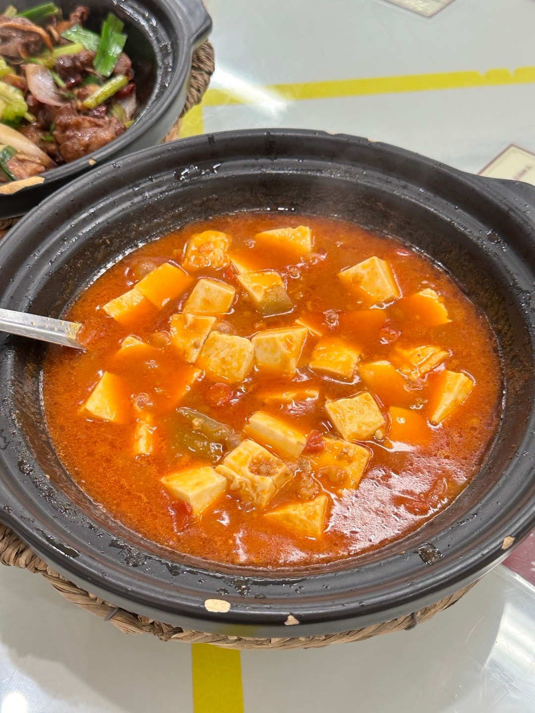 中午吃饭，跟导航走，差点钻进人家后厨这个豆腐拌饭好吃，吃了两碗米饭！冒个泡