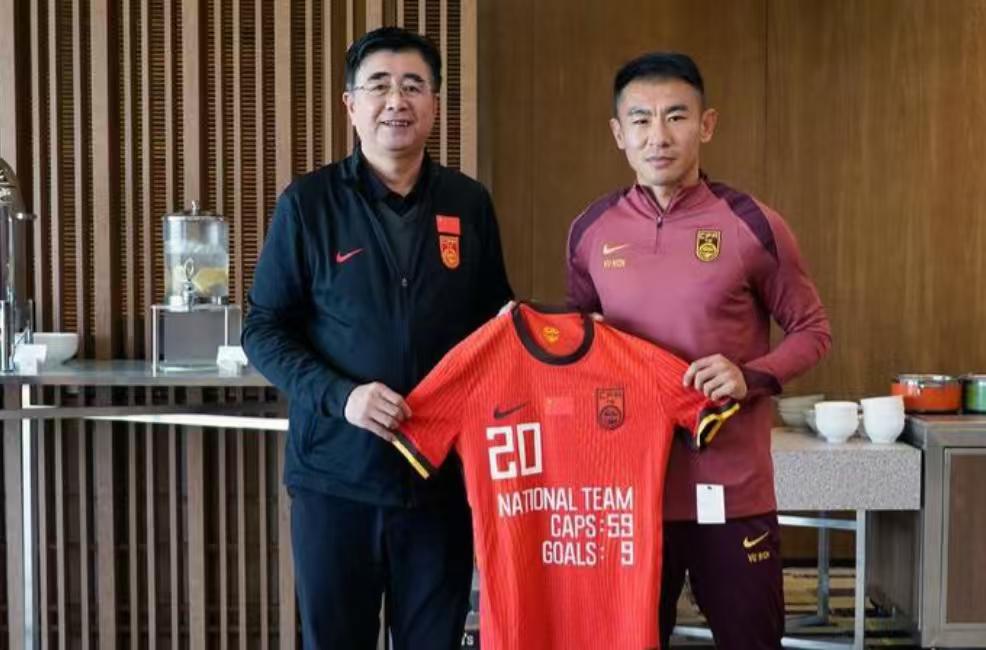 当年在恒大风光无限的功勋球员，居然被俱乐部连夜开除，33岁沦为无球可踢的落魄汉！