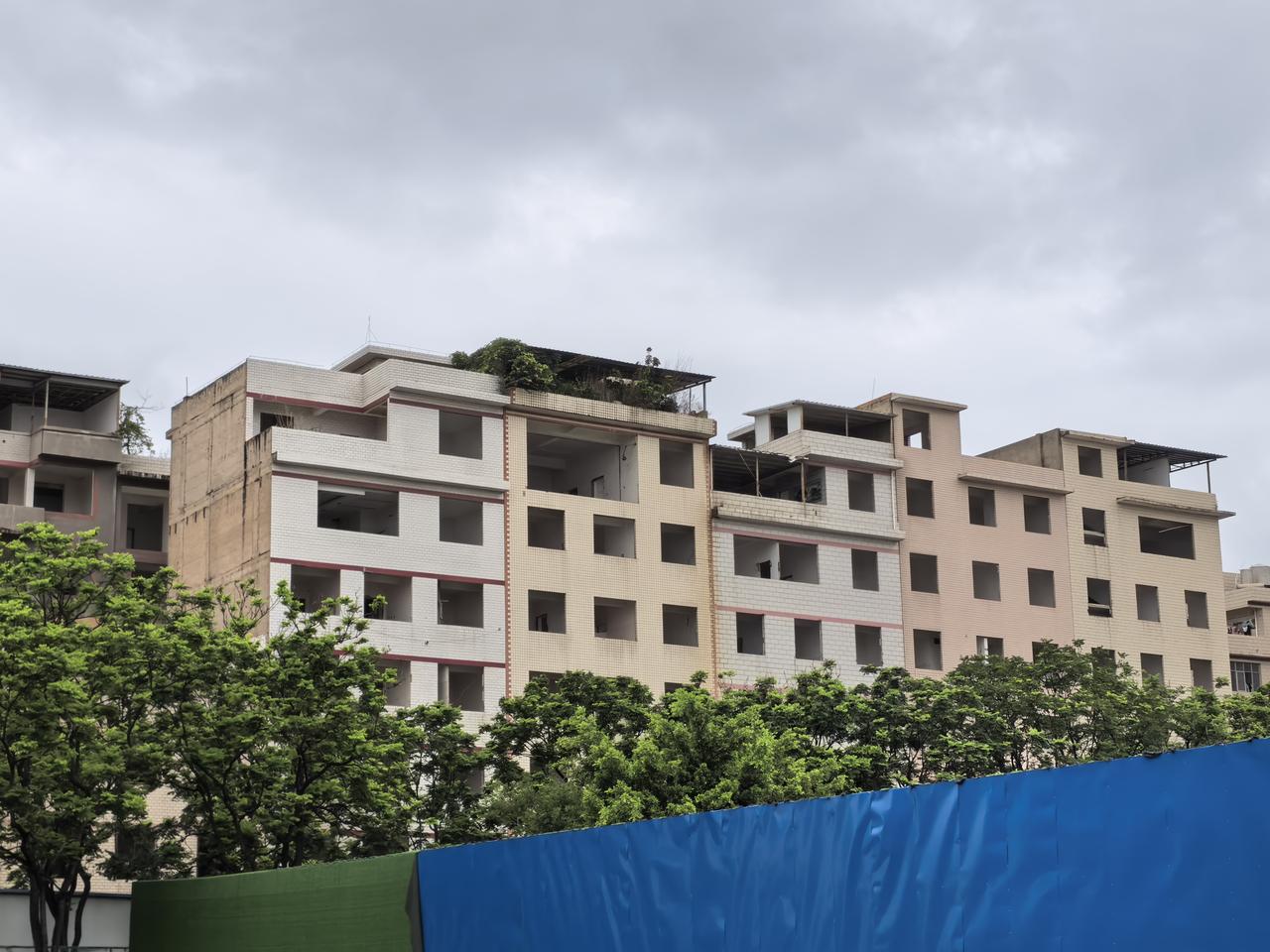 福海街道扬家地，田家地村的这些房子三年前就搬走了，一直围着，说是拆迁公司倒闭了[