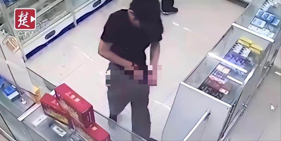 🌙湖北一男子从药店买了一盒“伟哥”，吃完却发现没有任何反应，他觉得药是假的，为