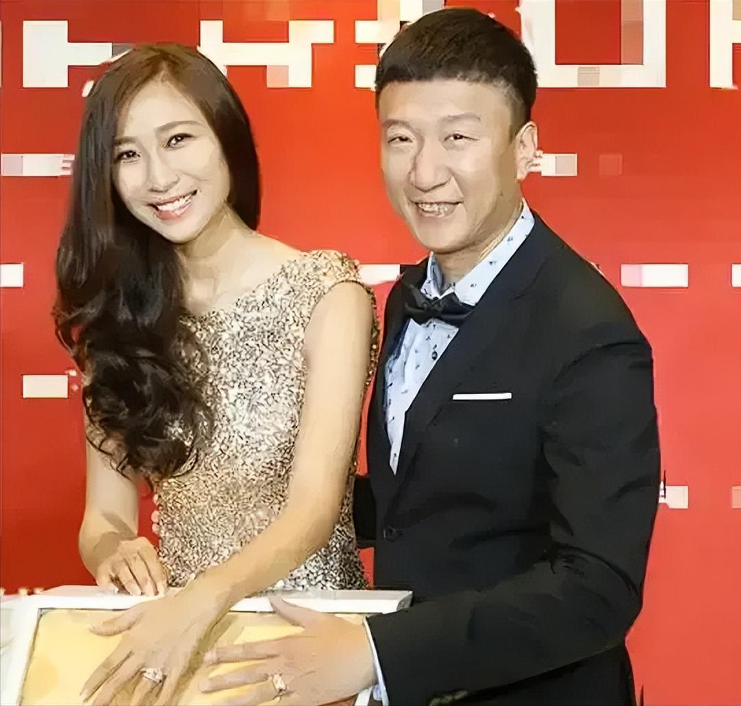 2002年，功成名就的孙红雷忙了一天后回到家，看到43岁的同居女友丁嘉丽正在蓬头