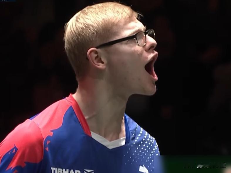 别再喊什么爆冷了，听着都替梁靖崑脸红。
输给费利克斯·勒布伦，这算哪门子冷门？