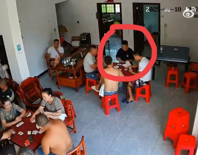 乡村轻工业现场，两桌人忙的热火朝天，突然一个兄弟体力不支，捡牌的时候轰然倒地，这