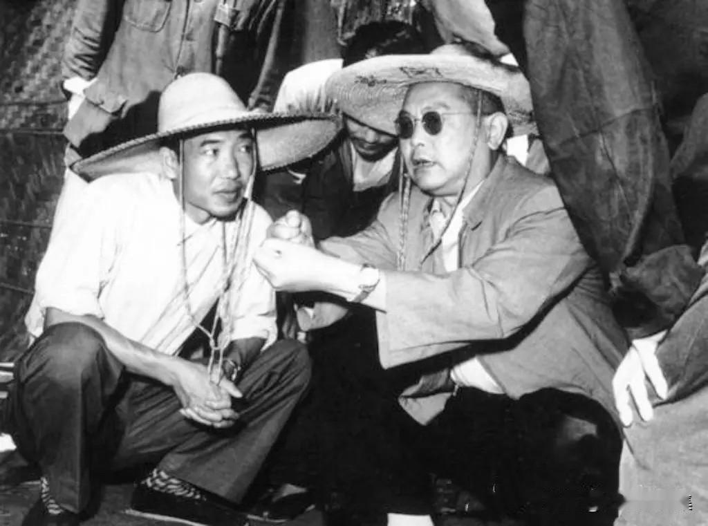 1959年12月26日，在湖北均县（今丹江口市）汉江之畔的丹江口水利枢纽工程截流