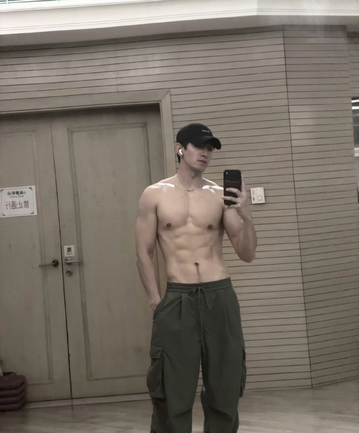 金瀚好迷人的肌肉线条金瀚男人味快溢出屏幕了脱掉外衣优势全部展露，每一处肌肉线条都