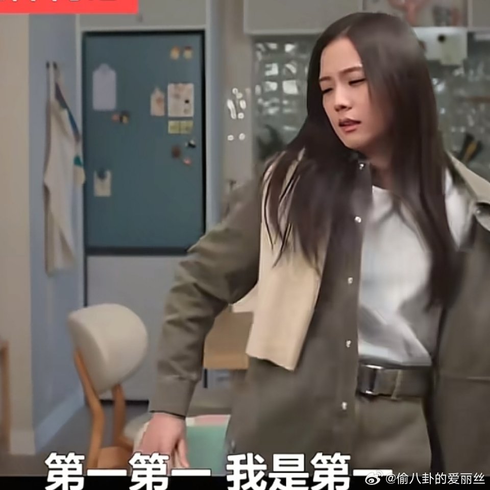 谁能想到，《月刊男友》开播被骂演技生硬、台词像背书，金智秀转头就拿戛纳国际剧集节