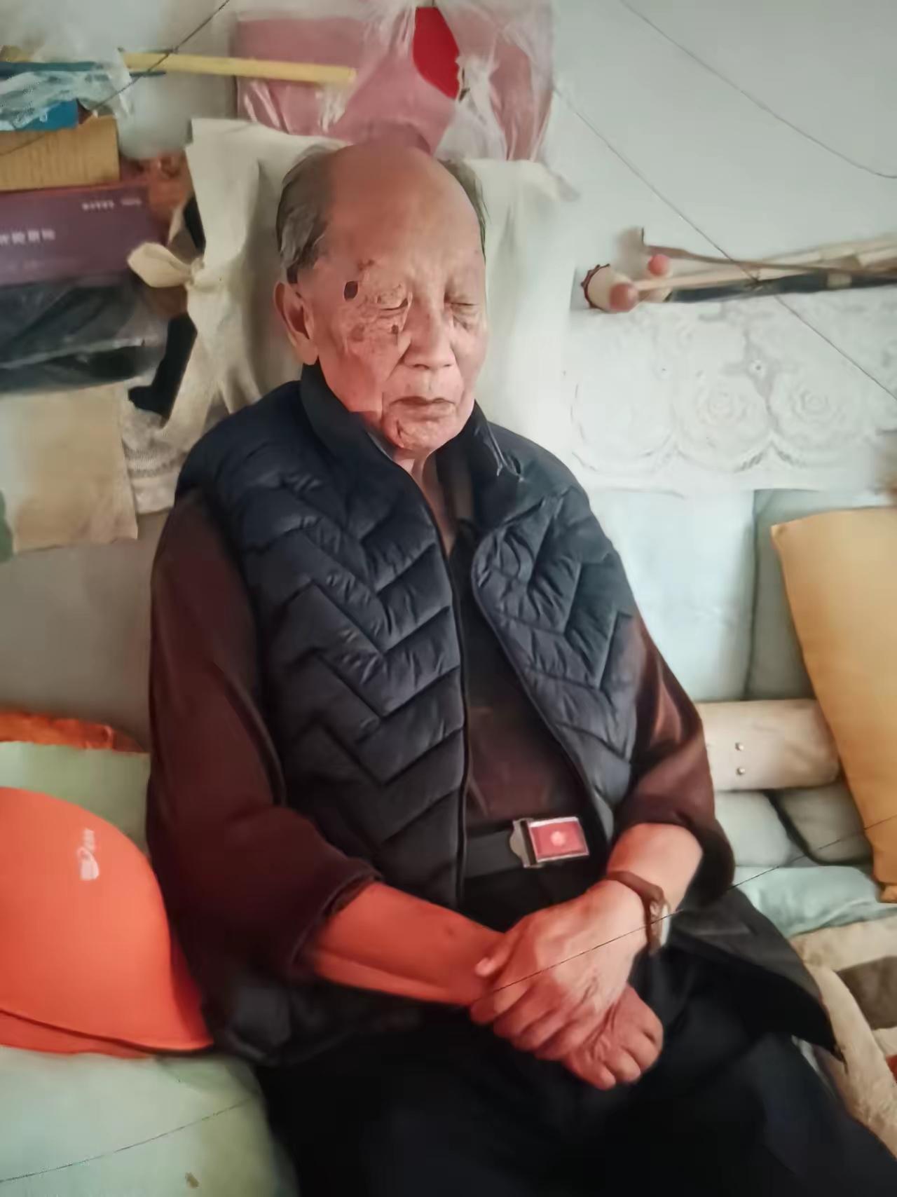 如此安详谢幕！
邻居老人吃过饭后，习惯性的坐在沙发上，既是靠一会儿，也是休息，每