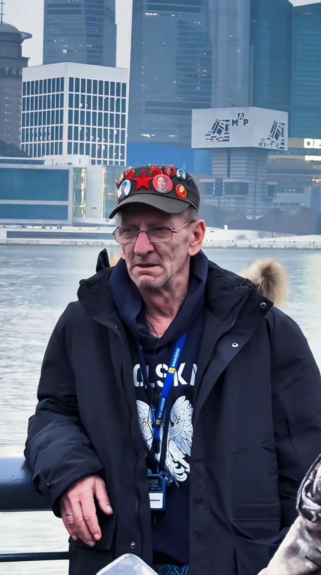 这是上海外滩遇头上别满毛主席像章的外国老人的实拍照片
 
根据路人采访得知，这个