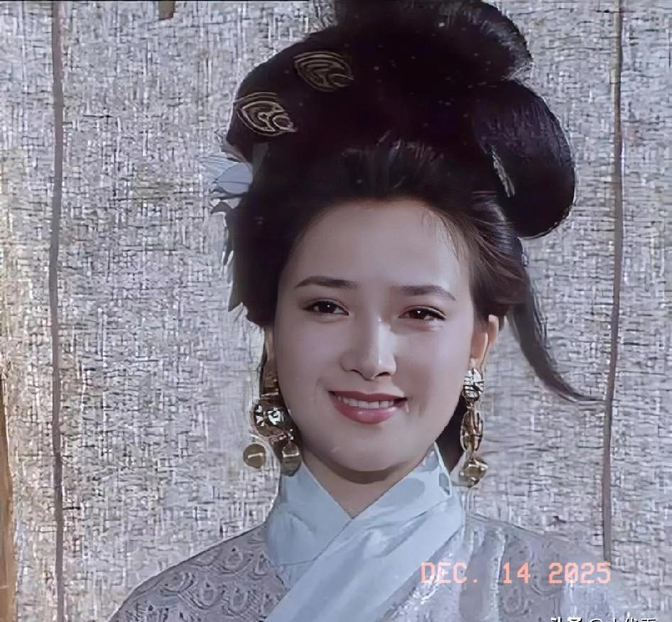 当年何晴跟许亚军那场轰轰烈烈的爱情，居然是因为不想当“全职太太”才散伙的？
这大