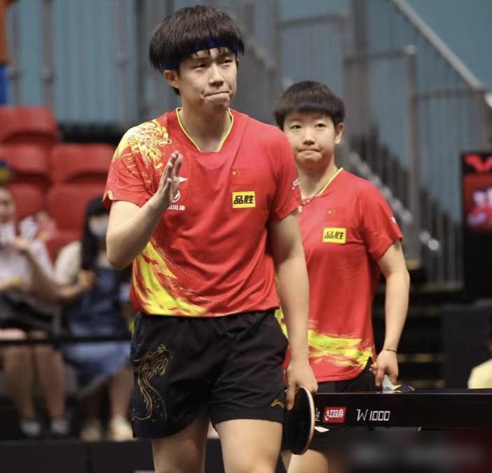 王楚钦一人独撑大厦！国乒男单竟只剩他闯入四强，这支梦之队怎么了？
 
新加坡大满