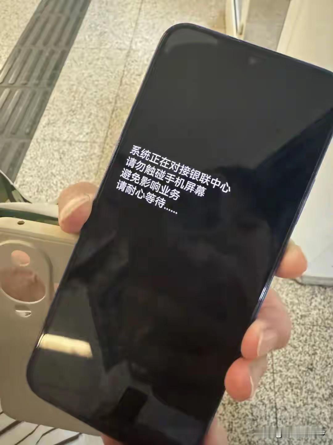 成都地铁有个超给力的值班站长徐林辰！有位老人被假客服忽悠，下了陌生APP还给了银