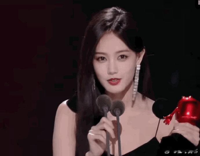 一个用眼睛笑，一个用牙笑，这下应该没人分不清她俩了吧[允悲] ​​​