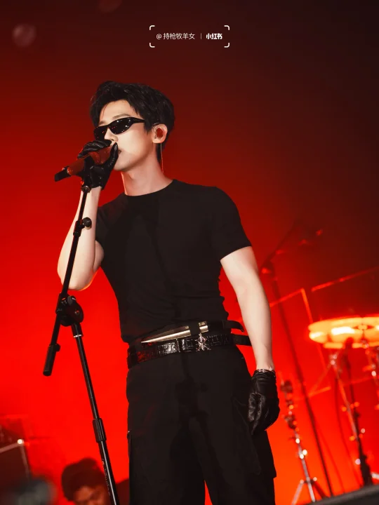 今晚已是“不眠日” 拍了拍白敬亭（墨镜版🕶️