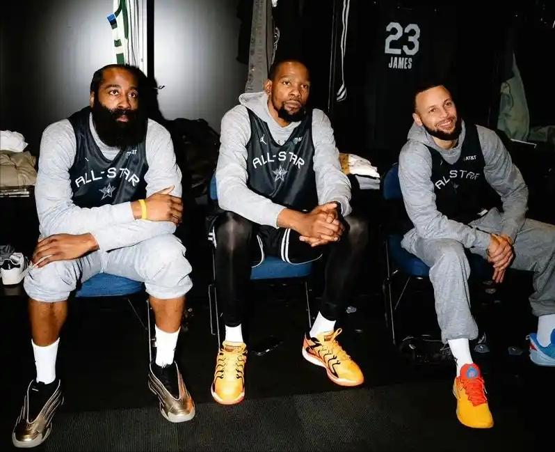 NBA谁最难防？
香波特：“哈登难防，因为哨子。”

“库里也难防，因为人们给他