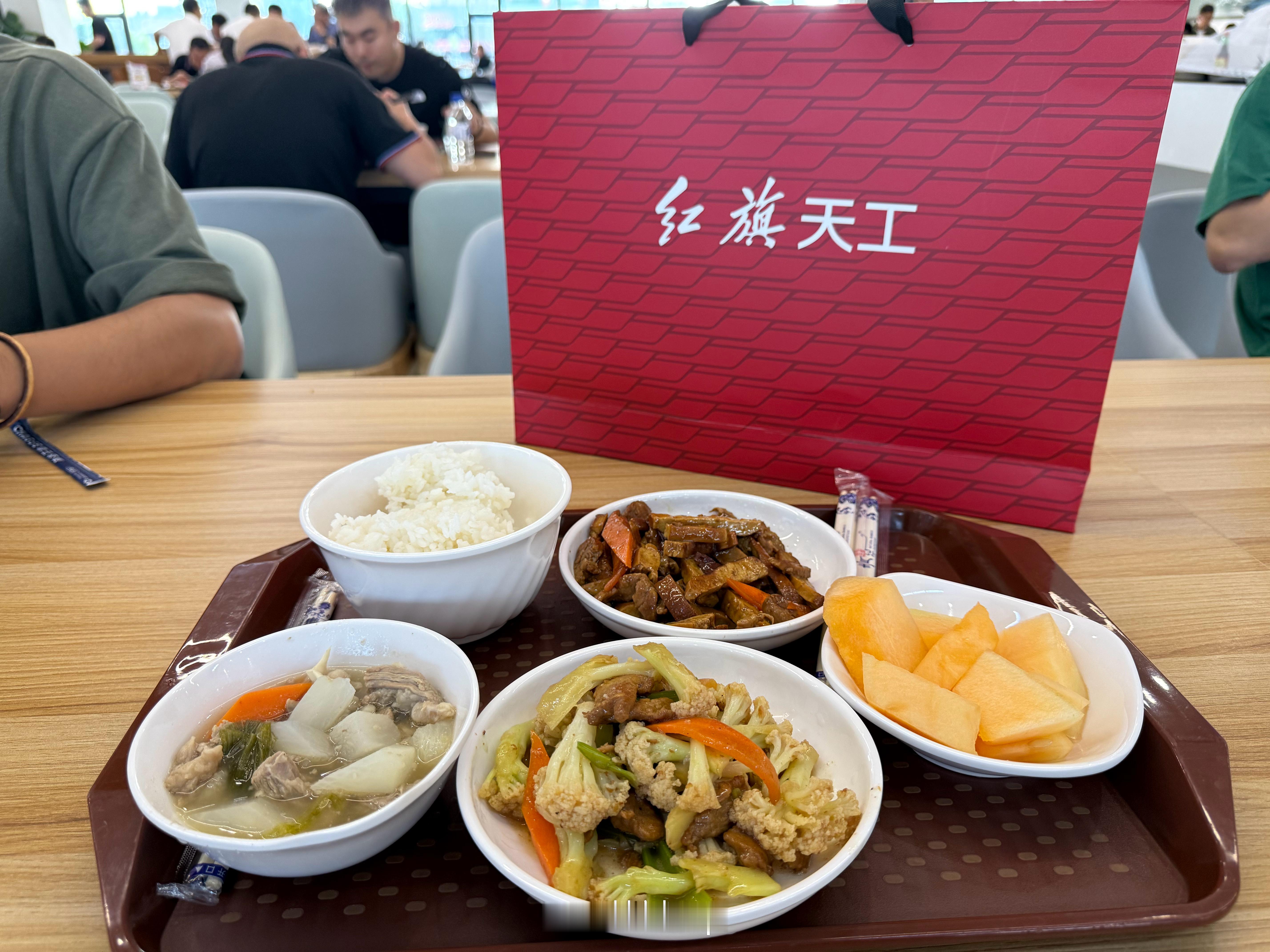 日子好起来了，恰上红旗的饭了！ 还是和帅哥一起共进晚餐​​​