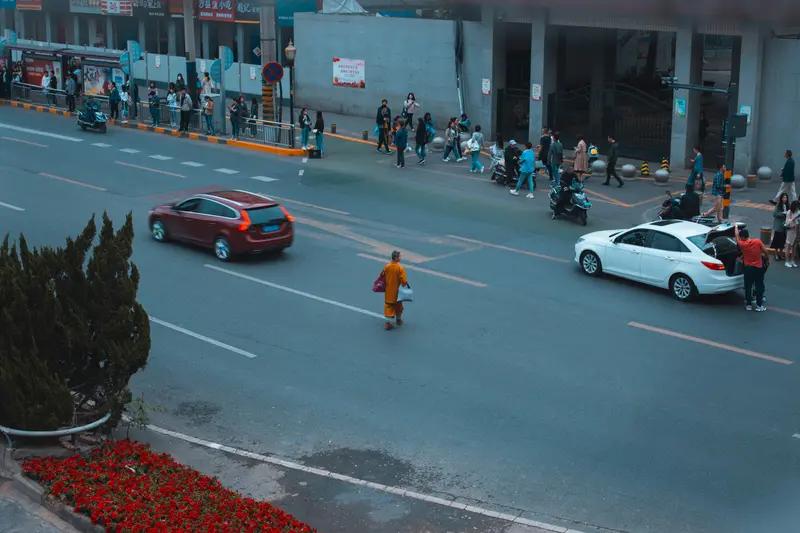 我必须承认，
我本就平凡，
日子过得不温不火。
所以，我只能守着平淡，才能寻到安