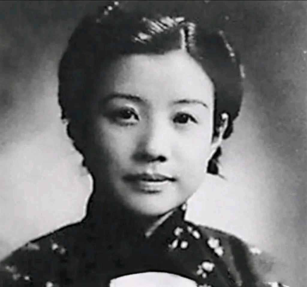 这个叫刘淑华的女人，成分太复杂了。
她爹是地主，在镇反时被一枪毙了。她自己，却因