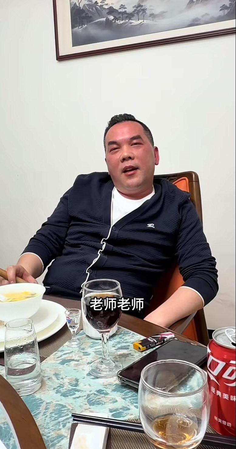 谁能想到，当年喊着要用“100种方法对付张大炮”的上海阿牛哥，现在酒桌前对着镜头