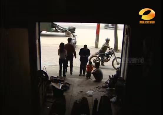 这几天，张雪机车夺冠，成了顶流。但很少有人知道，张雪能有今天，离不开一个人——1