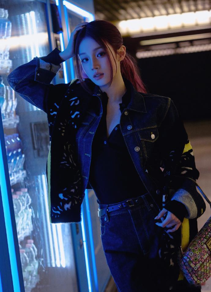 宋雨琦看秀造型宋雨琦红发低马尾好飒 宋雨琦现身米兰时装周Fendi秀场，红发低马