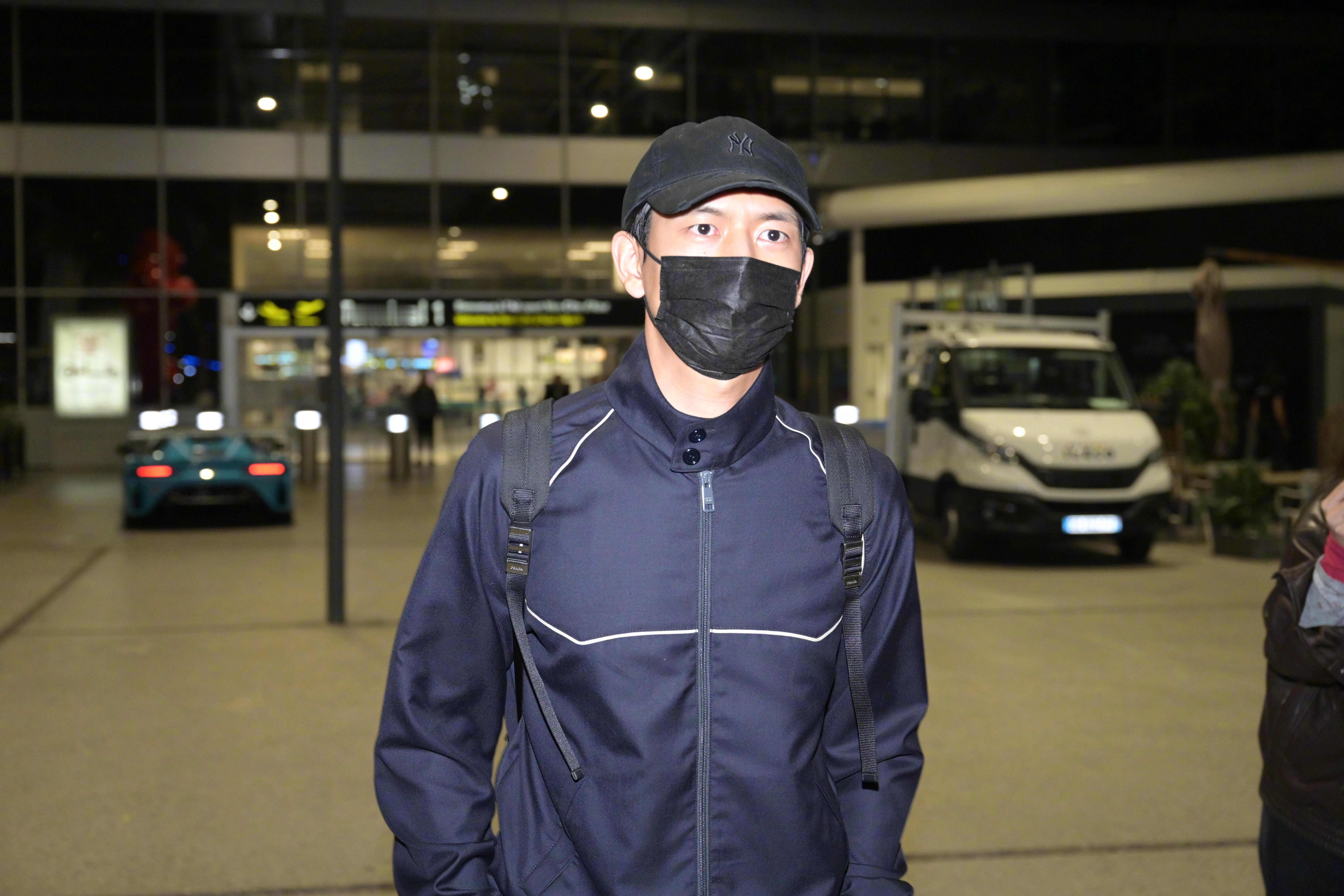 #李现戛纳到达#李现戛纳到达！一身藏蓝色套装➕黑色棒球帽！口罩也遮不住的好状态！