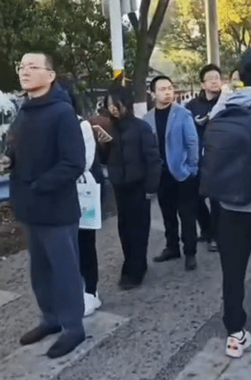 看到有这么多的人来送别张雪峰，突然很感动，有多久没看到这么多老百姓来送别一个素未