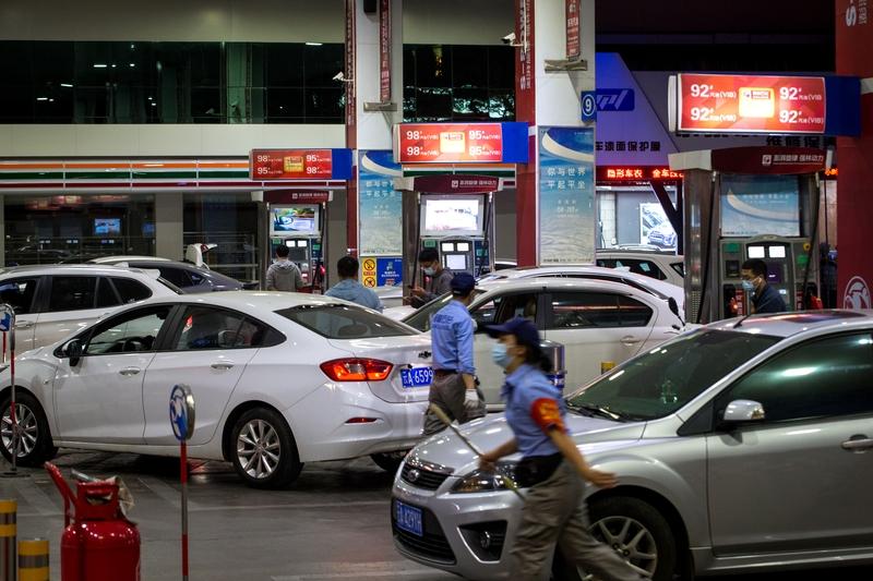 高油价对全球经济影响可不小。近期，中东局势紧张，霍尔木兹海峡关闭，国际油价飙升，