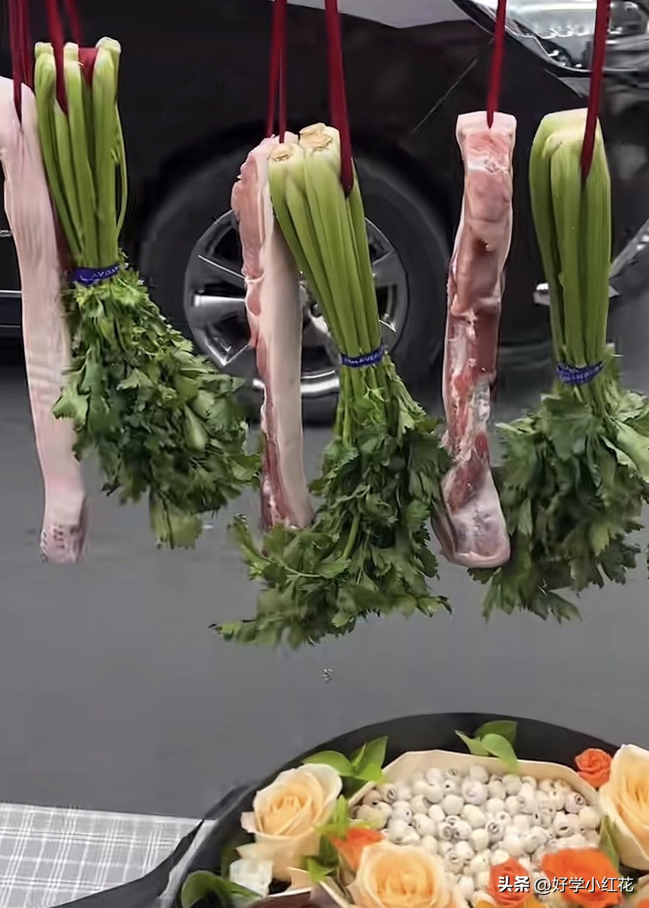 每年毕业季，都能刷到学生给老师送猪肉和芹菜的视频，后来才知道这叫“束脩之礼”。
